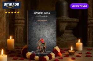 Libro de mantras en un altar de India